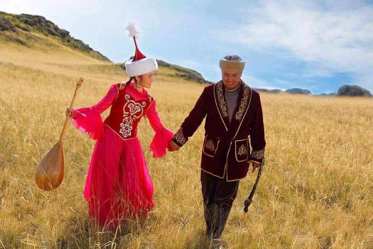 День национальной одежды в казахстане. Традиционный казахский костюм. Люди в казахских национальных костюмах. Казахский народный костюм. Казахский костюм женский и мужской.