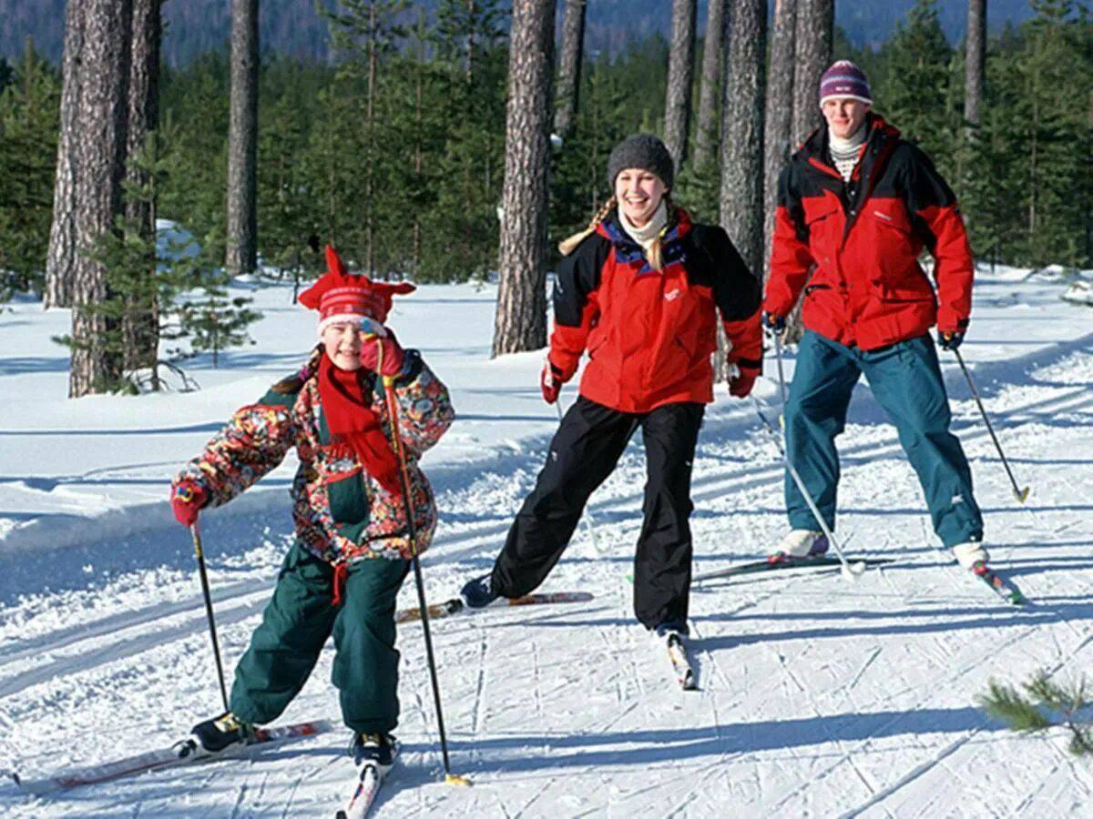 Увлекается катанием на лыжах