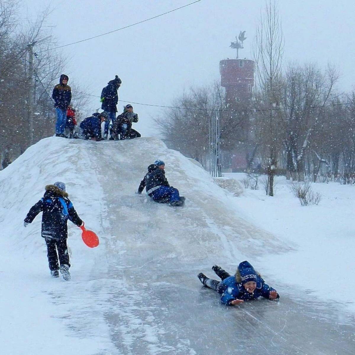 Дети катаются с горы