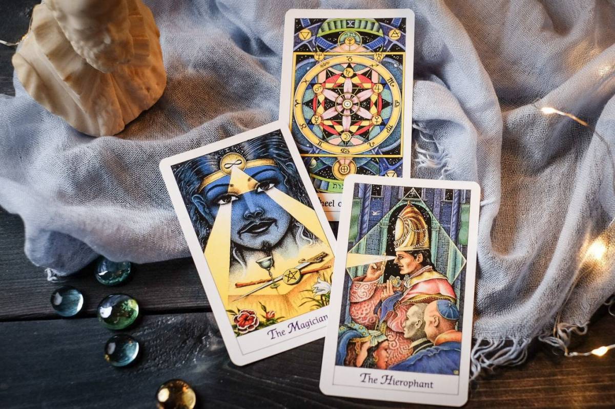 Арканы таро фото. Карты Таро Tarot Deck Cards. Фиолетовая колода Таро. Таро жрица Cosmic Tarot. Стильное Таро.