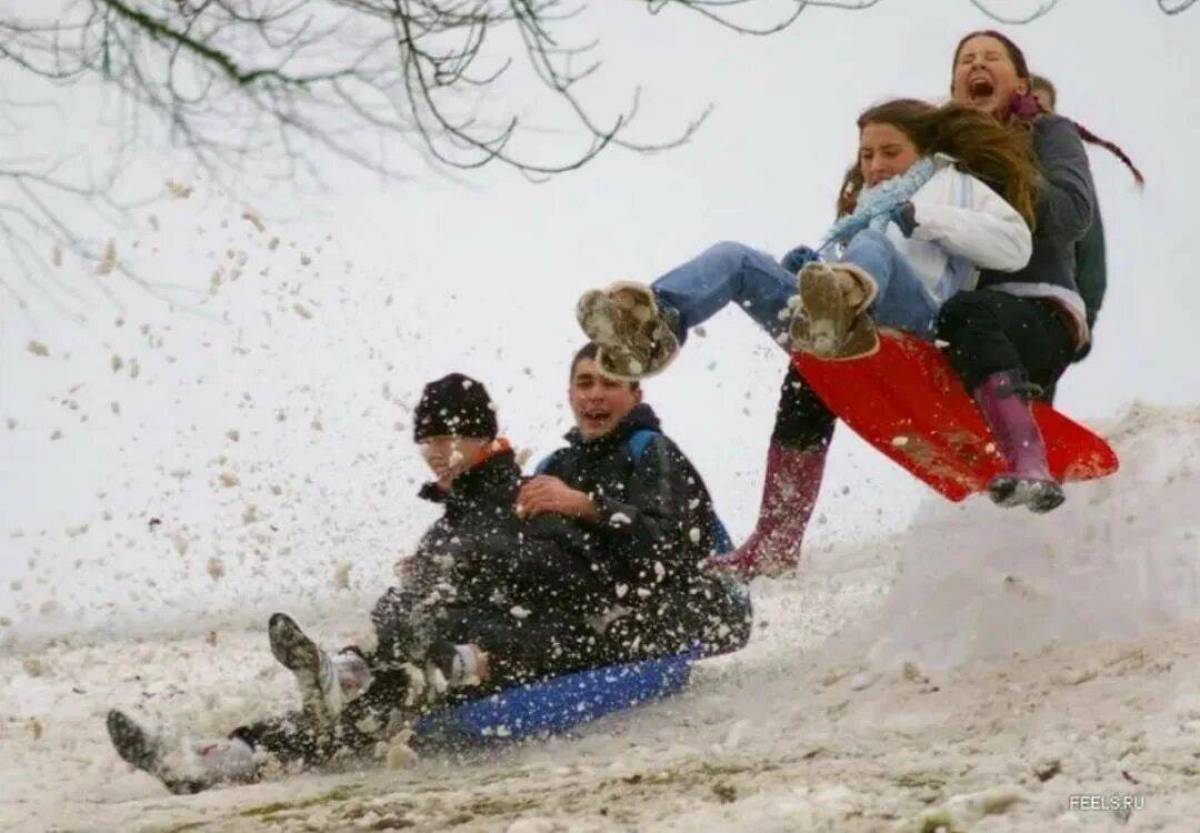 Горка дети зима. Зимние развлечения. Кататься с горки. Зимние развлечения Веселые. Дети катятся с горы.