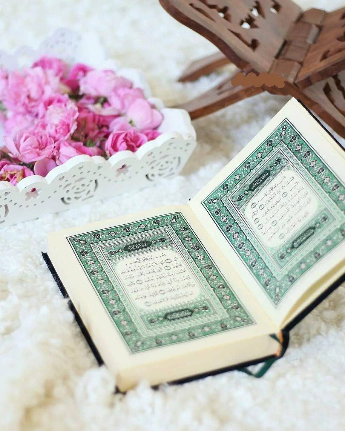 Красивая коран mp3. Священное Писание мусульман Коран. Мусхаф Корана. Рузанинг 14 куни хакида.