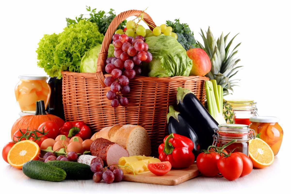 Выбрать качественные продукты. Корзина с едой. Корзинка с продуктами. Корзинка с овощами и фруктами. Продуктовая корзина с фруктами и овощами.