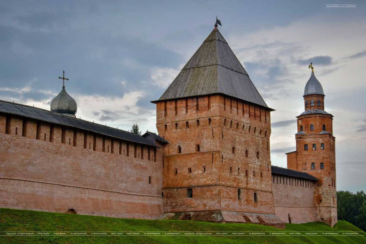 Новгородский кремль где. Новгородский Детинец Великий Новгород. Новгородский Кремль Детинец. Великий Новгород Кремль. Великий Новгород древний Детинец.