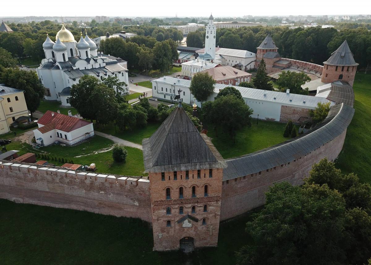 Новгородский кремль где. Новгородский Детинец Великий Новгород. Новгородский Кремль Детинец. Великий Новгород крепость. Великий Новгород Кремль.