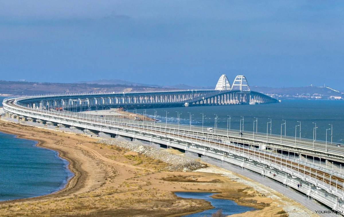 Крымский мост сегодня видео. Крымский (Керченский) мост. Крымский мост Керчь. Крымский мост вид сбоку. Мост через Керченский пролив.