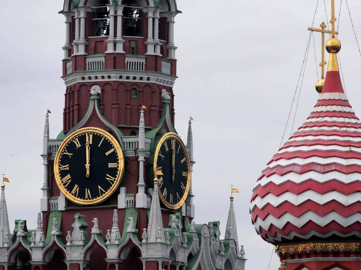 Часы Спасской башни Московского Кремля. Часы Спасская башня Московского Кремля. Спасская башня Московского Кремля с курантами. Часы-куранты на Спасской башне Московского Кремля.