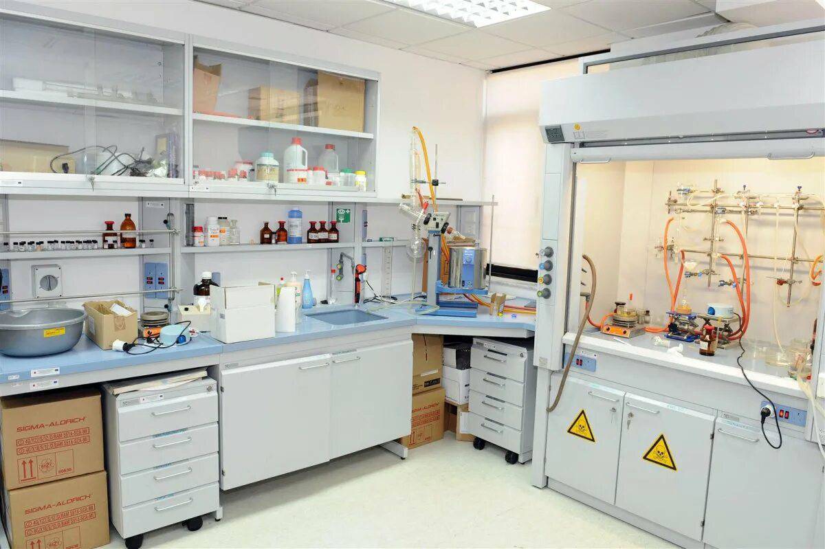 Организация химической лаборатории. Хим лаборатория 1235х338. Аналитическое оборудование для лабораторий. Оснащение лаборатории оборудованием. Химия лаборатория.