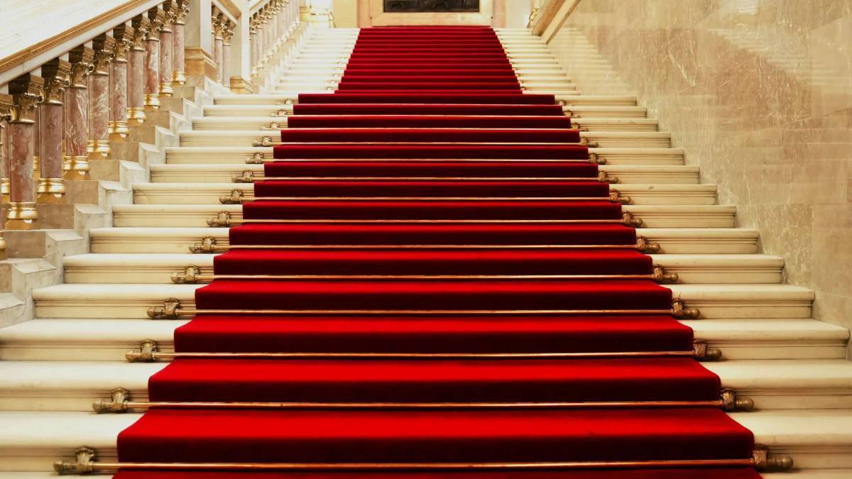 Золотые ступени. Ред карпет (Red Carpet),. Лестница с красной дорожкой. Ковровая дорожка на лестницу. Парадная лестница.