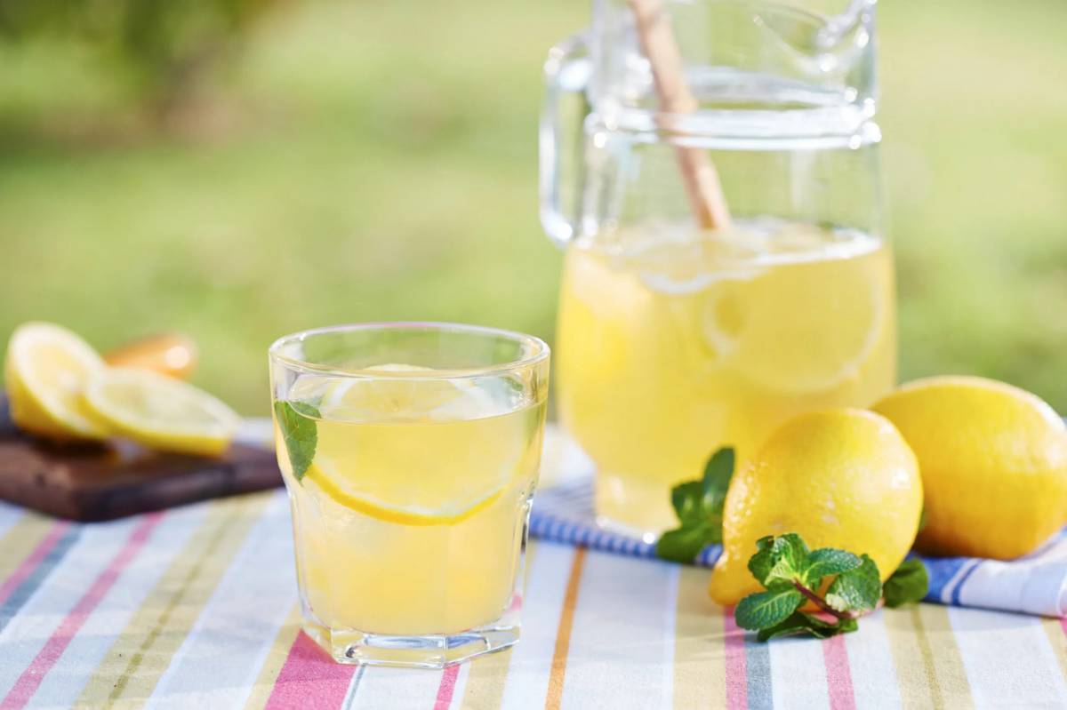 Домашний лимонад фото. Limonata. Лимонный лимонад. Домашний лимонад. Лимонад классический.