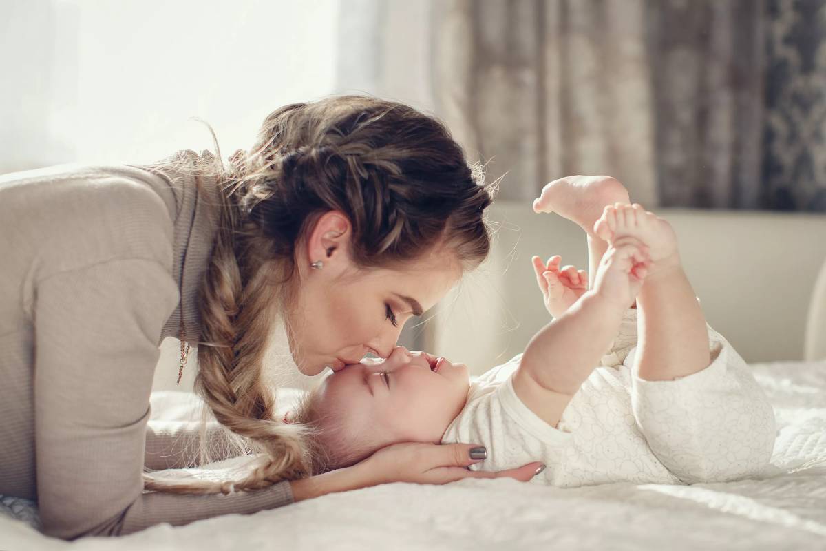 Мама нежные картинки. Мама с младенцем. Женщина с ребенком. Мама целует малыша. Нежная женщина с детьми.