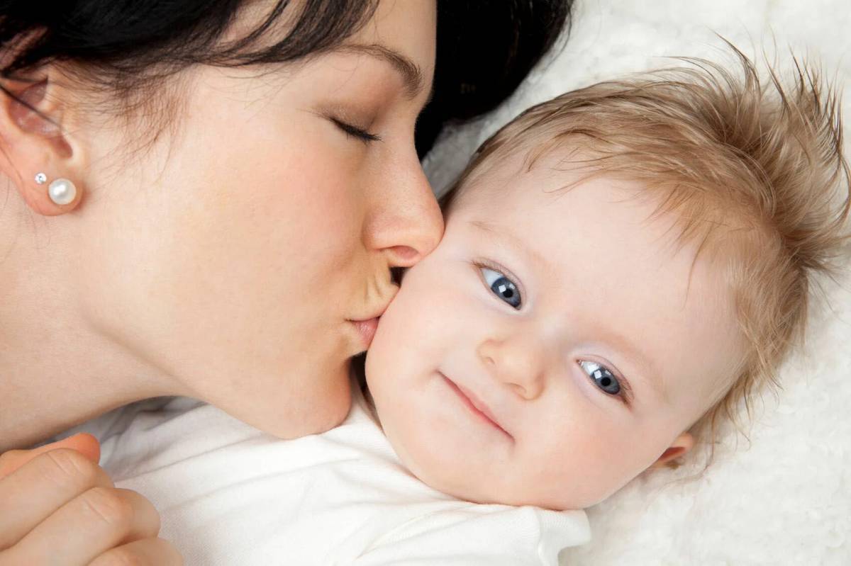 Głowie mam. Мать с ребенком. Мама целует малыша. Поцелуй мамы. Мама с новорожденным ребенком.