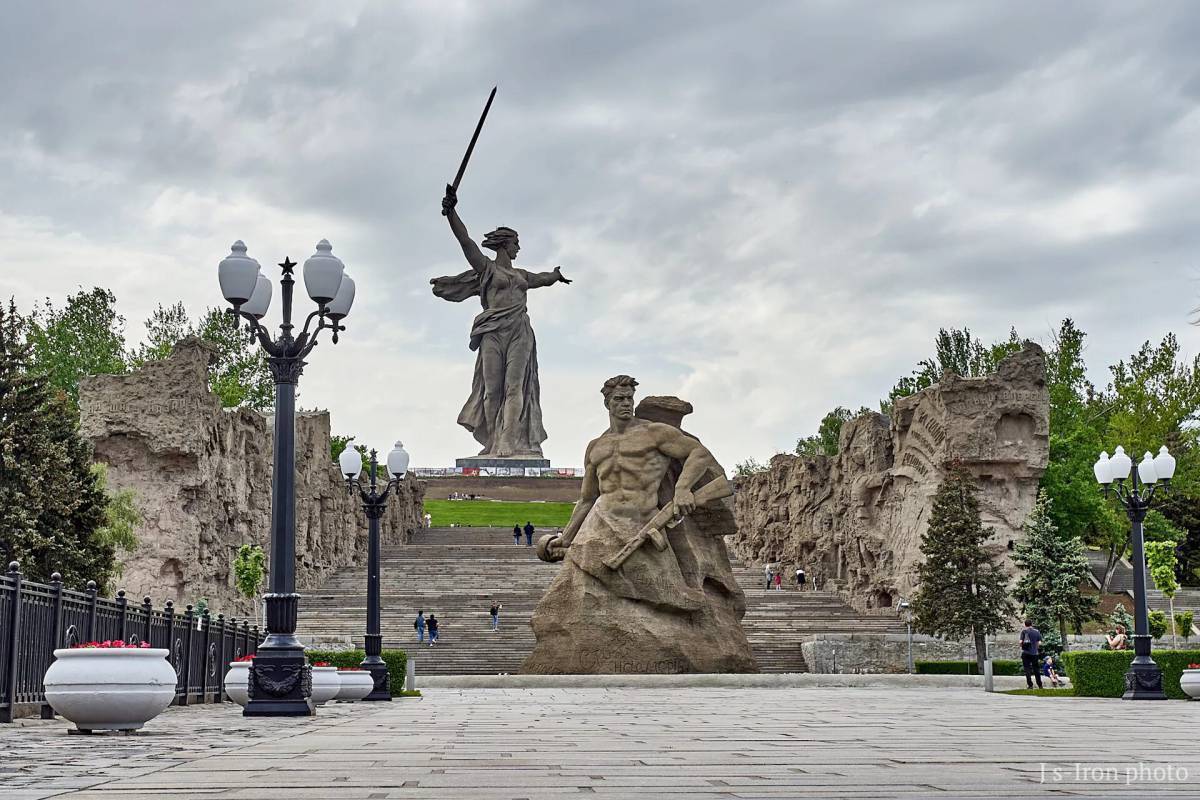 Мемориальный комплекс мамаев курган. Мамаев Курган Сталинград Волгоград. Памятник Мамаев Курган в Волгограде. Мемориал в Волгограде на Мамаевом Кургане. Памятники мемориального комплекса Мамаев Курган.