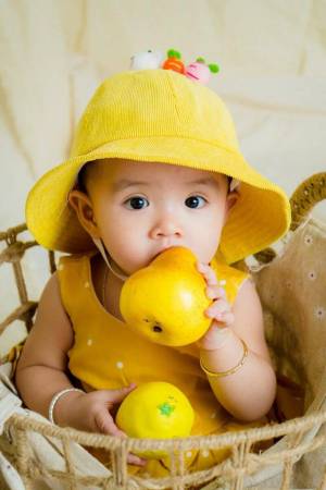 Раскраска малыш в желтом #8 #380894