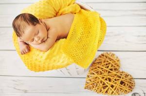 Раскраска малыш в желтом #20 #380906