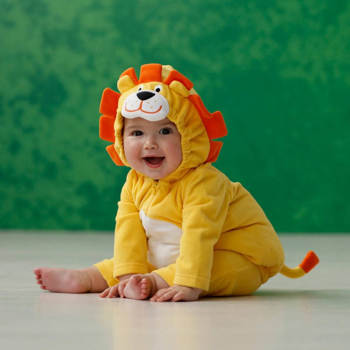 Ребенок в костюме львенка