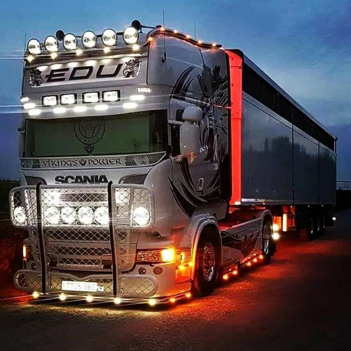 Крутой грузовик. Scania v8 Tuning Night. Фуры Скания тюнинговые. Скания v8 Tuning. Скания большегруз.
